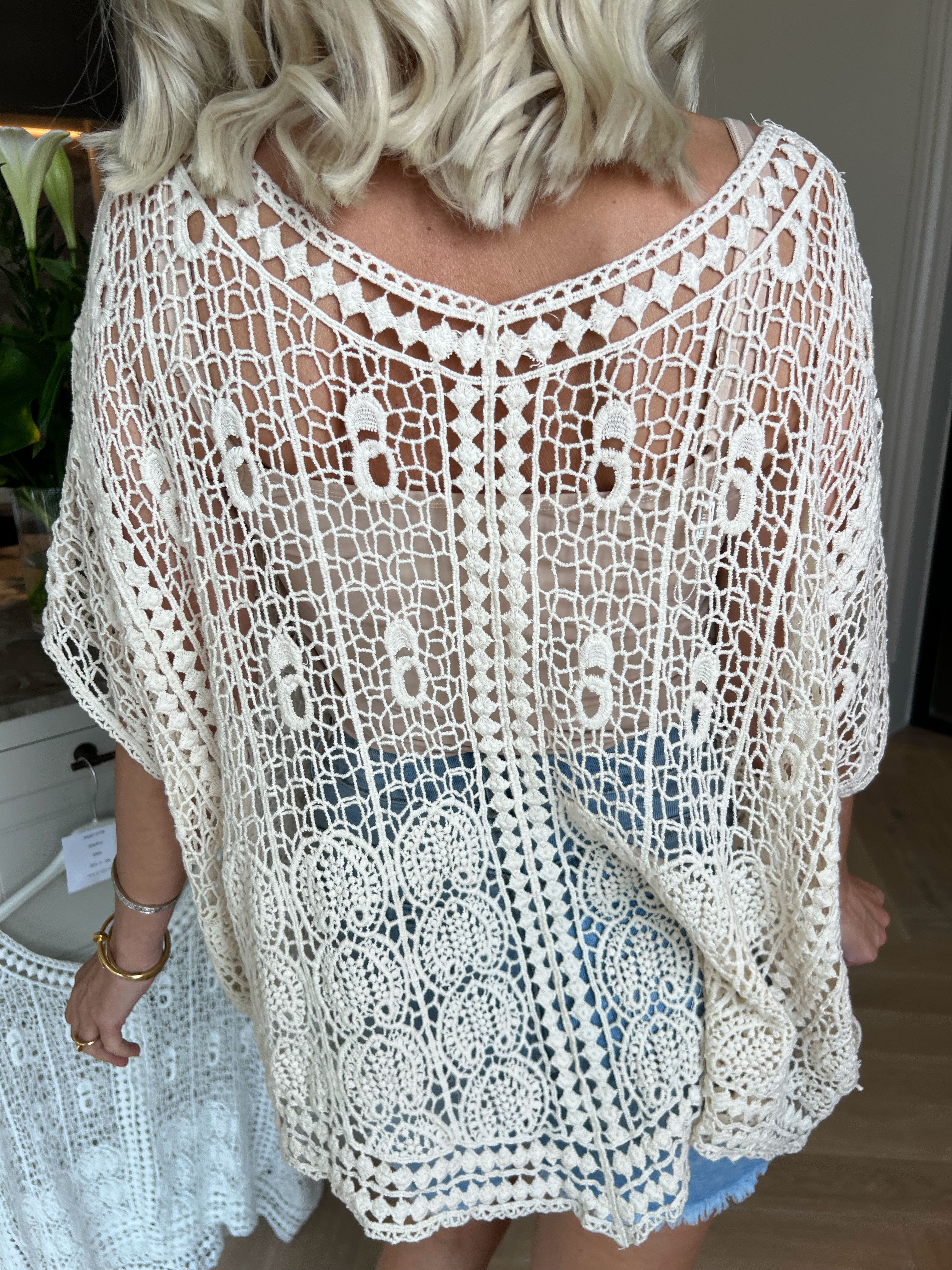 Aarohi - Let hæklet tunika med et elegant hulmønster, der giver et feminint og luftigt udtryk